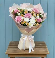 Букет цветов из:  Гвоздики, Орхидеи и Розы в Сергиевской