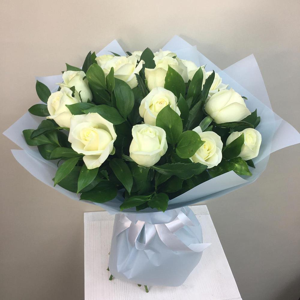 Букет 15 Белых роз Проуд в Сергиевской