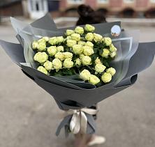 Букет Белые кустовые розы Солинеро в Сергиевской