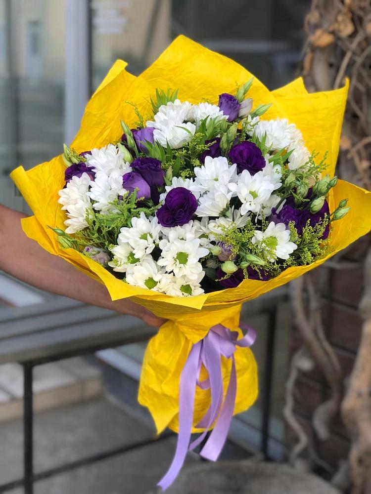 Букет цветов из: Ирисы, Хризантемы и Ромашки в Сергиевской