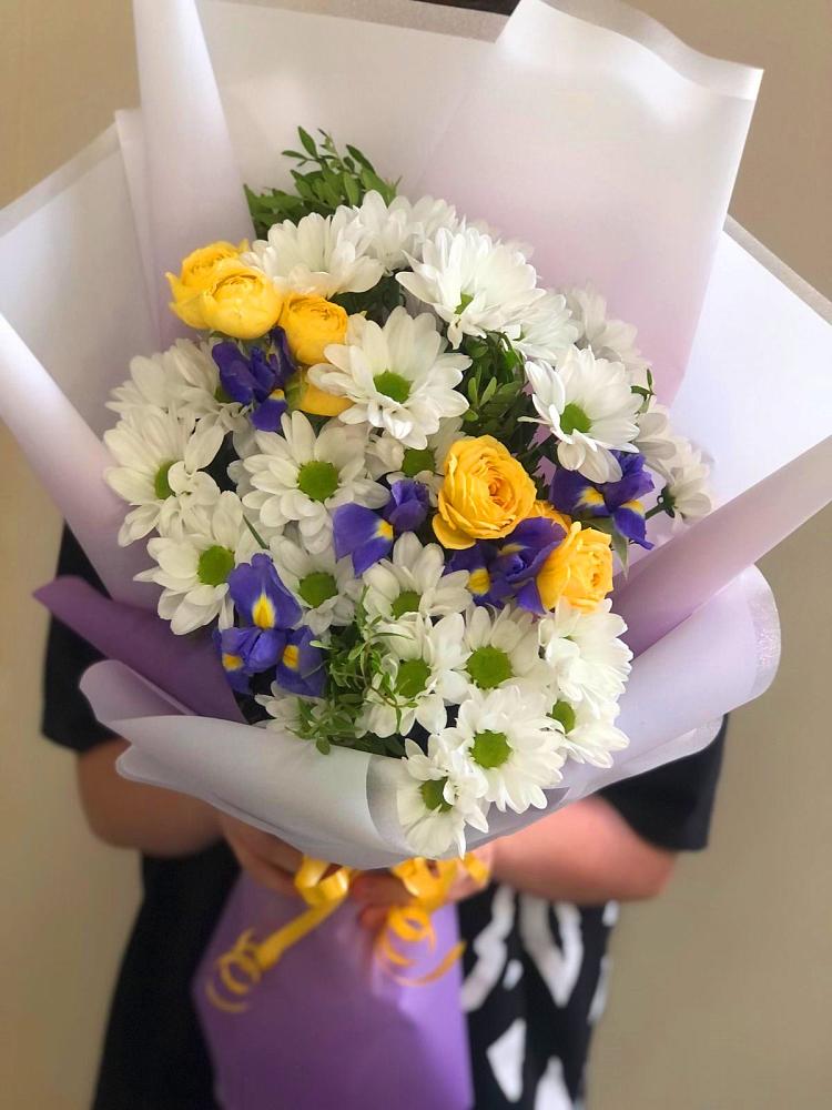 Букет цветов из: Ирисы, Хризантемы и Розы в Сергиевской