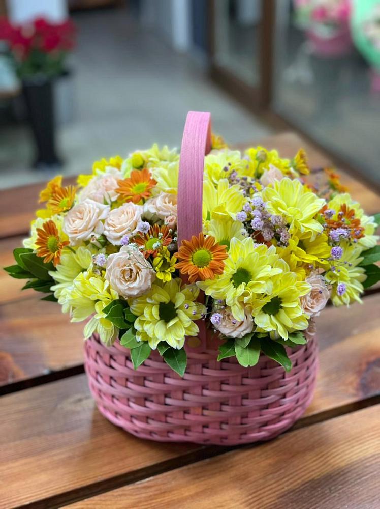 Цветочная композиция из Хризантемы и Розы в корзине в Сергиевской