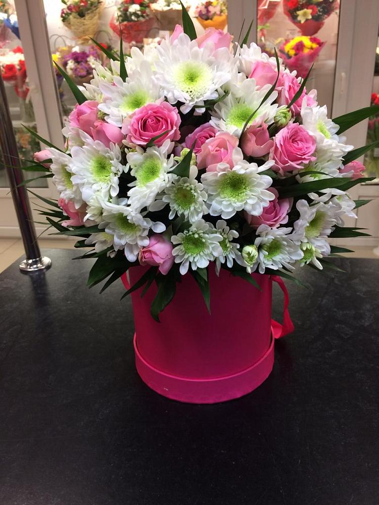 Цветочная композиция из Розы и Хризантемы в шляпной коробке в Сергиевской