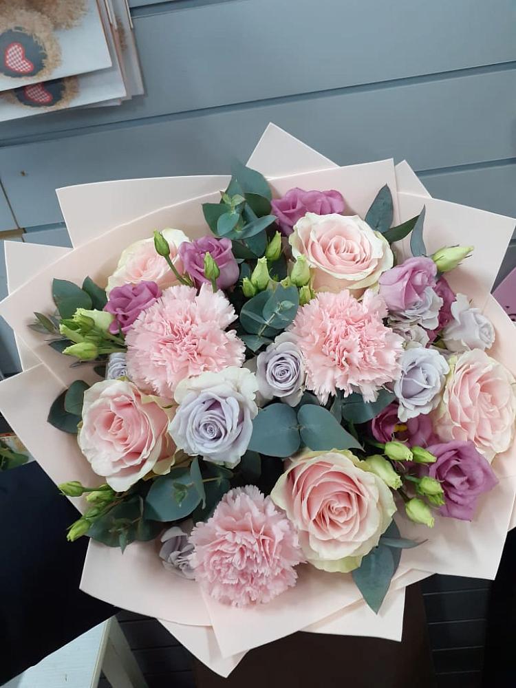 Букет цветов из: Розы, Гвоздики и Лизиантусы в Сергиевской