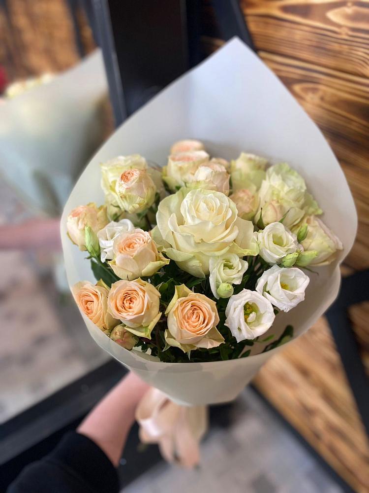 Букет цветов из: Розы и Лизиантусы в Сергиевской